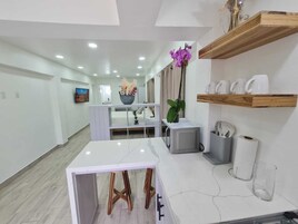 Estudio ejecutivo, 1 habitación, vistas al mar | Tabla de planchar con plancha y wifi gratis