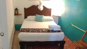 Basic Double Room | Hypo-allergenic bedding available, WiFi (free), individually furnished - Hostal La Casa del Keej (Mérida)