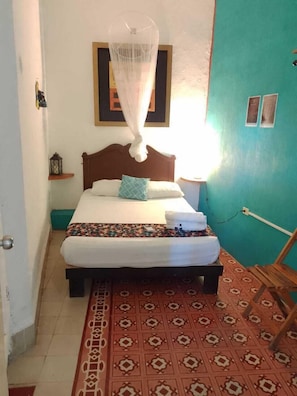 Basic Double Room | Hypo-allergenic bedding, individually furnished, free WiFi, bed sheets - Hostal La Casa del Keej (Mérida)