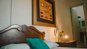 Basic Quadruple Room | Hypo-allergenic bedding available, WiFi (free), individually furnished - Hostal La Casa del Keej (Mérida)