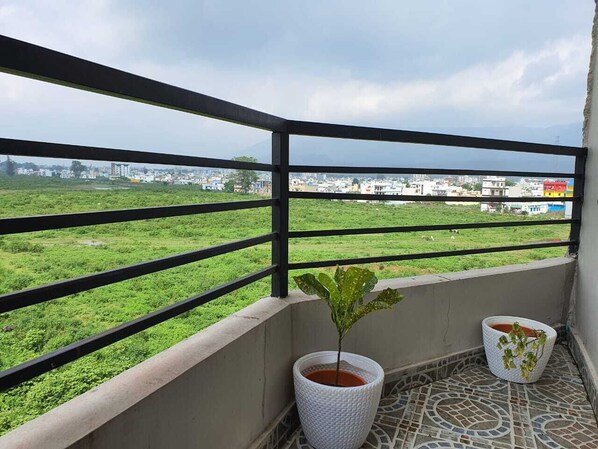 Property grounds - Innovative Chic Loft Style Apartment in Serene Rishikesh. Unwind. Decompress.  (Rishikesh)