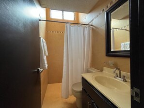 Dusche, kostenlose Toilettenartikel, Haartrockner, Handtücher