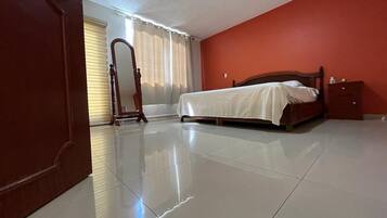 3 bedrooms, desk, iron/ironing board, free WiFi