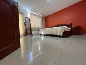 3 bedrooms, desk, iron/ironing board, free WiFi - Beautiful and spacing house with excellent location(pets are allowed) (Tepatitlán de Morelos)
