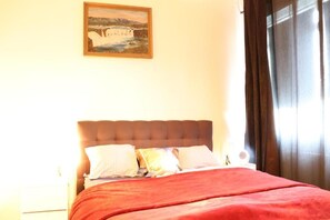 1 bedroom, travel crib, WiFi, bed sheets - Duplex Antique Rentals (larger group upon request) 01 (Reykjavík)