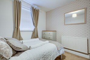 3 bedrooms, iron/ironing board, WiFi, bed sheets