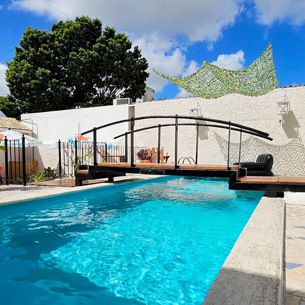 Una piscina al aire libre