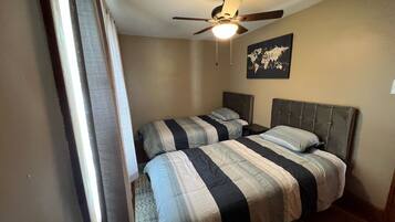 3 habitaciones, tabla de planchar con plancha, wifi y ropa de cama