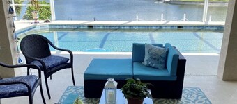 Luxury Waterfront Retreat-Heated Salt Pool Screened, Pedal Boat, Kayaks & Bikes