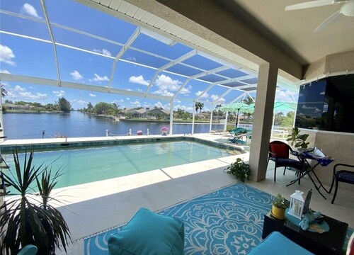 Luxury Waterfront Retreat-Heated Salt Pool Screened, Pedal Boat, Kayaks & Bikes