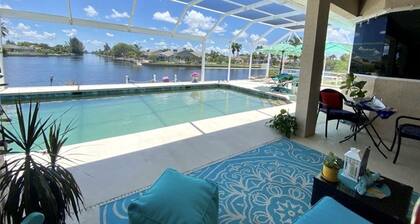Luxury Waterfront Retreat-Heated Salt Pool Screened, Pedal Boat, Kayaks & Bikes