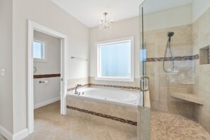 Combined shower/bathtub, hair dryer, towels - 🦩Book Me Baby! St Joe A-Go-Go~Gulf Front~Pet-Friendly🦩 (Port Saint Joe)