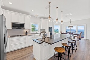 Réfrigérateur, four à micro-ondes, un four, surface de cuisson