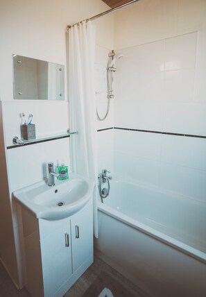 Dusj, hårføner, håndklær og såpe