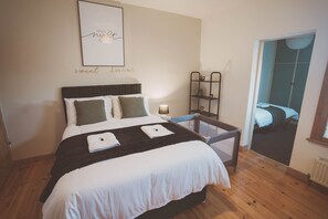 4 soverom, skrivebord, strykejern/-brett og reiseseng for barn