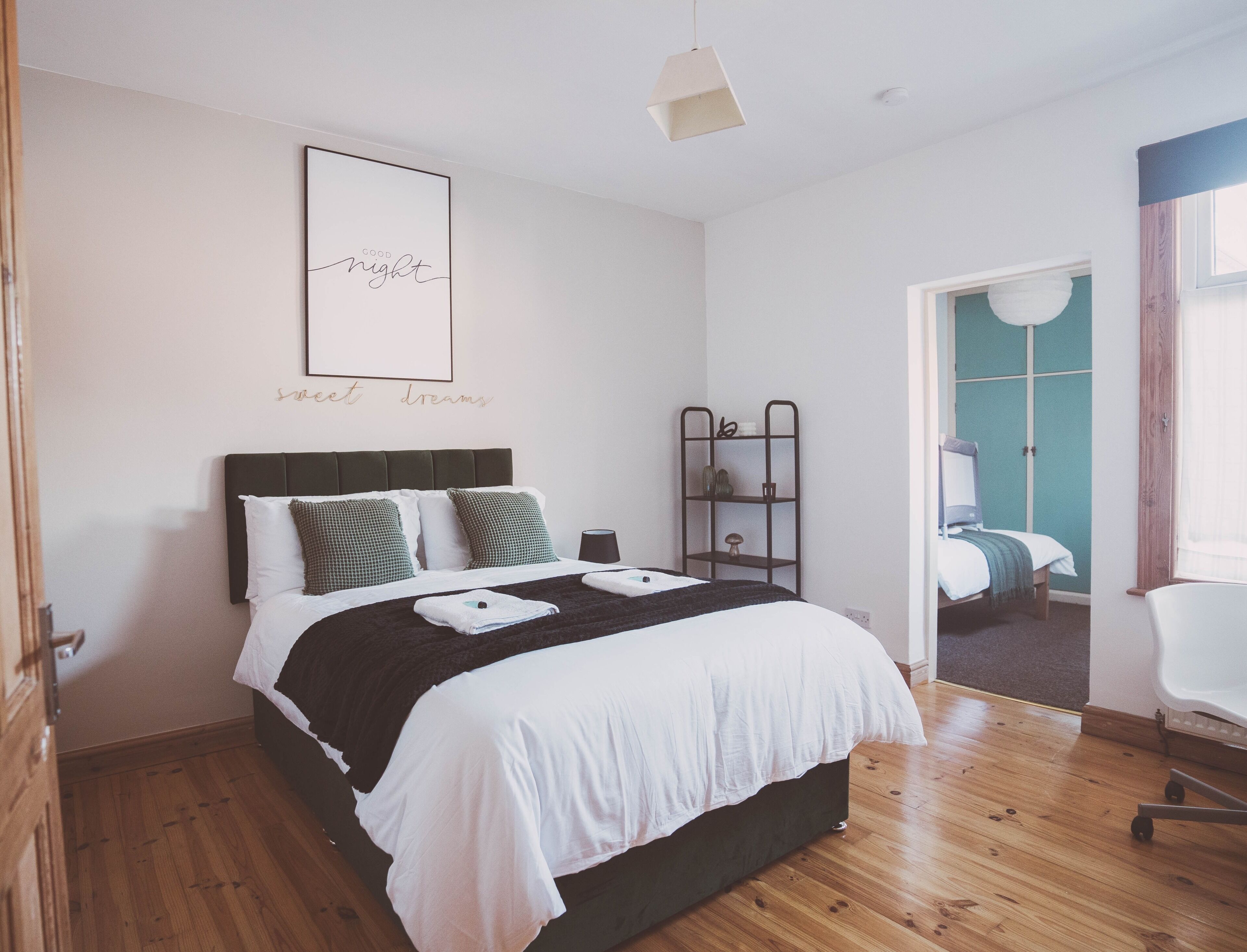 4 chambres, fer et planche à repasser, lit parapluie, Wi-Fi gratuit