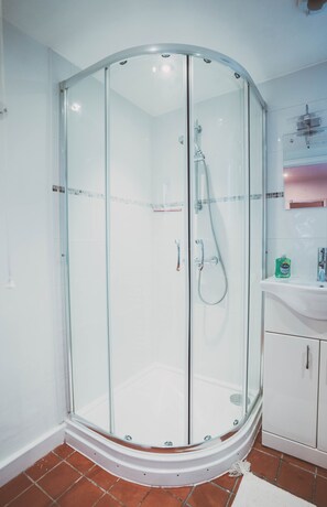 Shower, hair dryer, towels, soap - Comfy stay in Coventry - sleeps 6/Wi-Fi/2bathroom (Coventry)