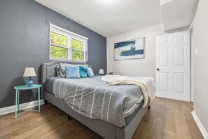 2 habitaciones, tabla de planchar con plancha, wifi y ropa de cama