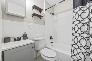 Ducha, secador de pelo, bidet, toallas