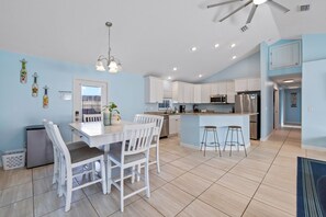 Dining - Tropical Beach House. Private Pool Close to The Beach! 🌺 (Cape Canaveral)