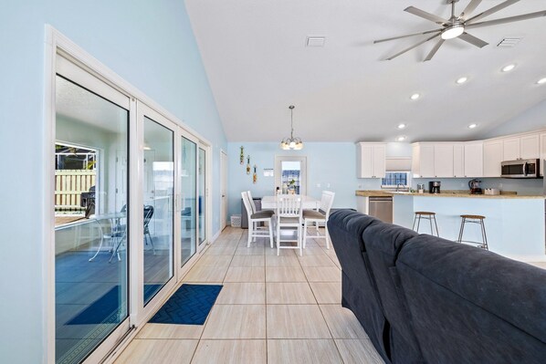 TV - Tropical Beach House. Private Pool Close to The Beach! 🌺 (Cape Canaveral)