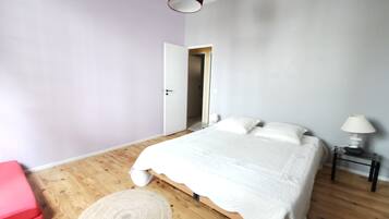 3 habitaciones y tabla de planchar con plancha