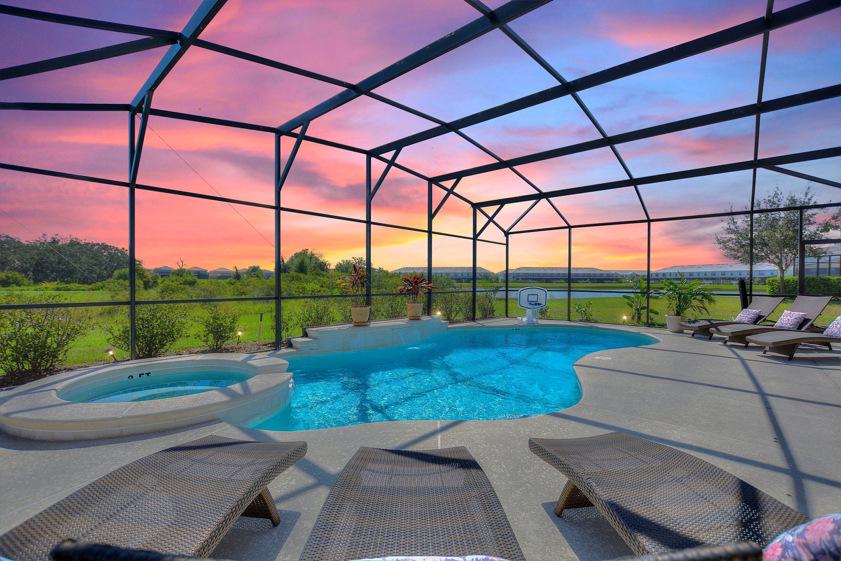 Luxury Villa on a great lot! Pool, Spa, Movie & Arcade. Close to Disney & Golf!