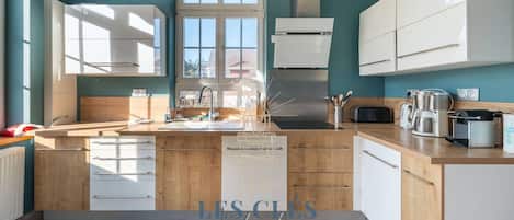 Frigorífico, lavavajillas y utensilios de cocina