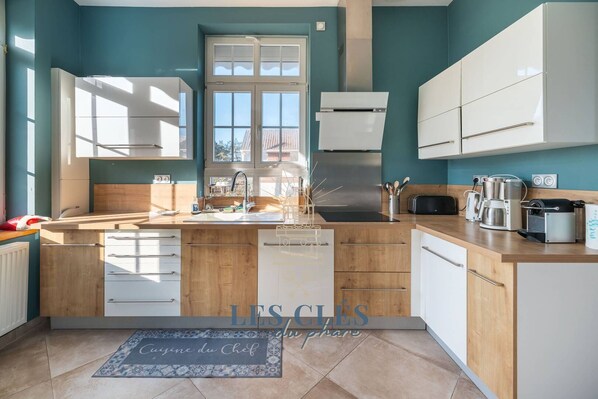 Fridge, dishwasher, cookware/dishes/utensils