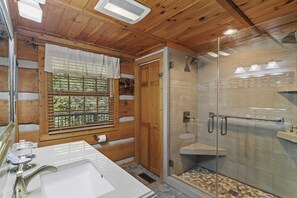 Combined shower/bathtub, towels - Cozy Log Cabin in Private Community (Blowing Rock)