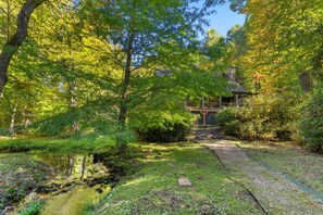 Property grounds - Cozy Log Cabin in Private Community (Blowing Rock)
