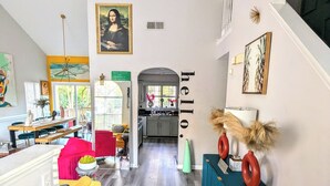 Un interior moderno con cocina, comedor y sala de estar.