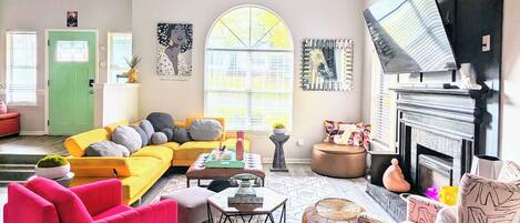 Smart TV, chimenea, libros, estéreo