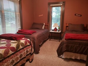 6 Schlafzimmer, Schreibtisch, Bügeleisen/Bügelbrett, Reisekinderbett