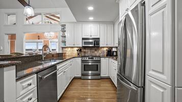 Réfrigérateur, micro-ondes, plaque de cuisson, lave-vaisselle