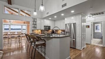 Refrigerador, microondas, parrilla de estufa y lavavajillas