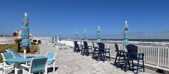 Direct ocean front view 1 bedroom 2 Pools