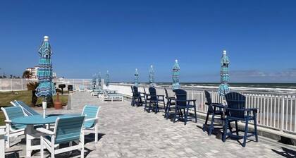 Direct ocean front view 1 bedroom 2 Pools