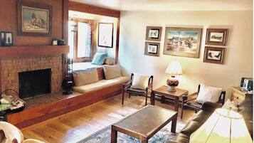 Smart TV, fireplace, books, stereo