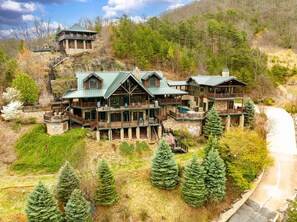 Exterior - Scenic Views Estate:2025 Specials! (Pigeon Forge)