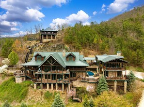 Exterior - Scenic Views Estate:2025 Specials! (Pigeon Forge)