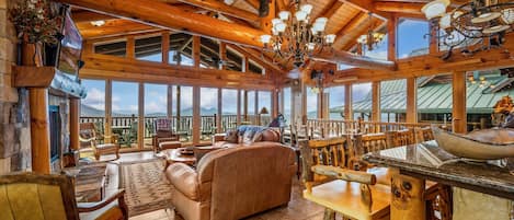 المنشأة من الداخل