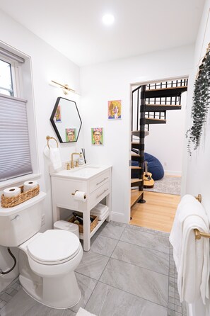 Hair dryer, towels, soap, shampoo - theLOFT - Burlington, VT (Burlington)