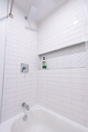 Haartrockner, Handtücher, Seife, Shampoo