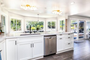 Een microgolfoven, een oven, een kookplaat, een vaatwasser