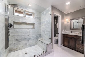 Shower, hair dryer, bidet, towels
