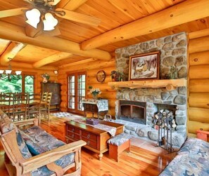 TV, fireplace - Domaine La Cedriere. (Grenville Sur La Rouge)