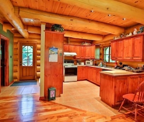 Microwave, oven, stovetop, dishwasher - Domaine La Cedriere. (Grenville Sur La Rouge)