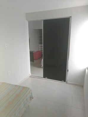 Seterika/papan seterika, Wi-fi percuma, cadar katil 