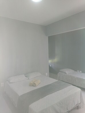 标准三人房 | 熨斗/熨板、免费 WiFi、床单